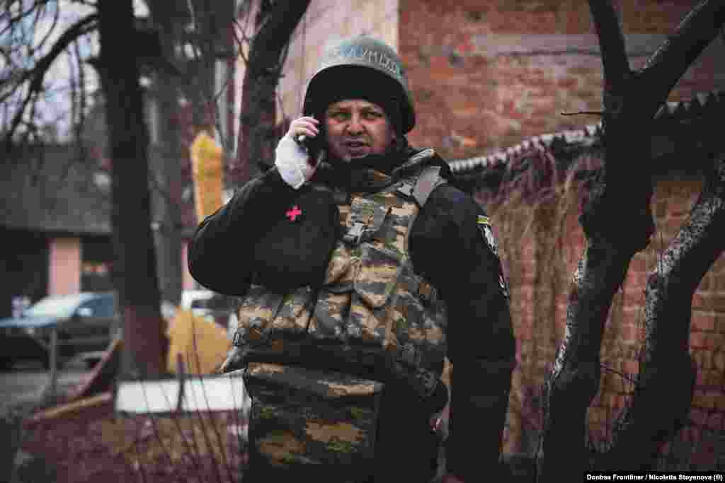 Олексій Бриль, представник місцевої поліції, під час координації евакуації жителів Великої Писарівки
