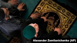 Верующие в мечети, иллюстративная фотография