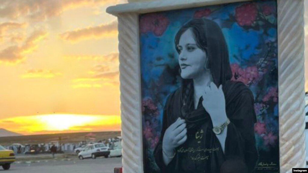 تصویری از مزار مهسا (ژینا) امینی که در سقز به خاک سپرده شد