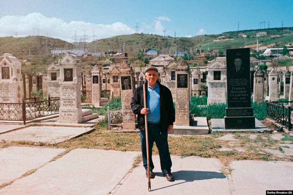 David Abromavich, il custode del cimitero ebraico di Derbent Quando l'URSS iniziò a disgregarsi e scoppiarono le guerre nel Caucaso, il deflusso di ebrei dalla regione russa del Caucaso settentrionale continuò e si diffusero i rapimenti di ebrei da parte di militanti islamici.   