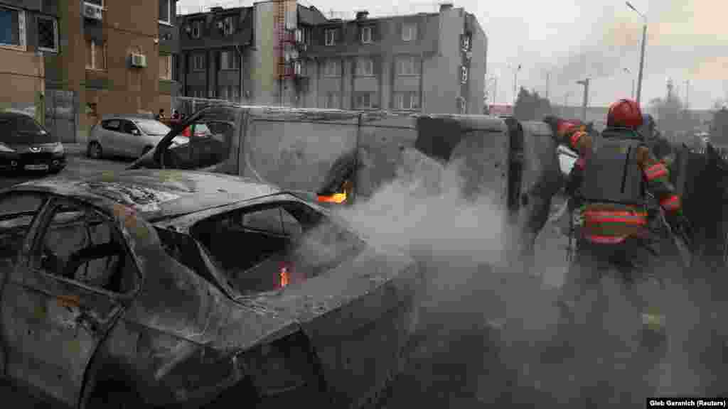 A légicsapás miatt kigyulladt autók lángjait oltják március 9-én Kijevben.&nbsp;&bdquo;Ez egy nagyszabású támadás volt, ráadásul az első olyan, amiben ennyi különböző típusú rakétát vetettek be (&hellip;) Az ellenség hat Kinzsalt indított&rdquo; &ndash;&nbsp; mondta Jurij Ihnat, a légierő szóvivője