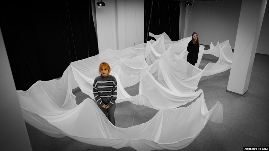 Artistet Renea Begolli dhe Luiza Thaqi në ekspozitën e tyre në "Hivzi Sylejmani".