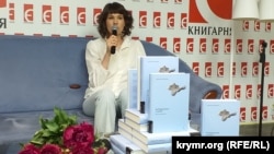 Анастасия Левкова во время презентации своей книги «За Перекопом есть земля» в магазине «Книгарня Є». Киев, 27 мая 2023 года