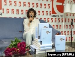 Анастасия Левкова во время презентации своей книги «За Перекопом есть земля» в магазине «Книгарня Є». Киев, 27 мая 2023 года