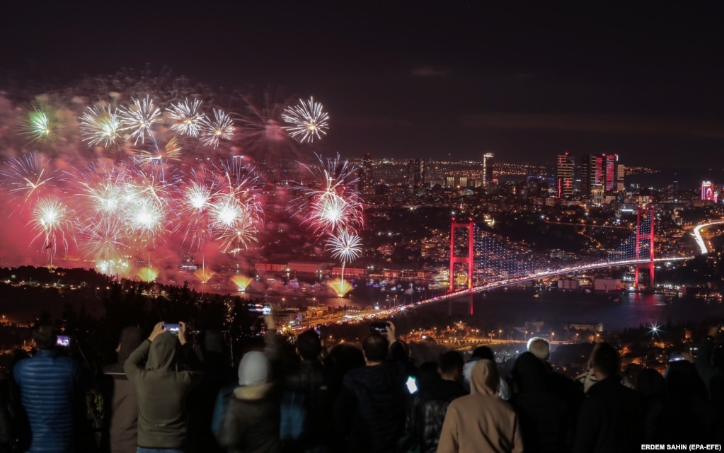 Fishekzjarret shpërthejnë mbi Urën e Bosforit ndërsa Turqia shënon 99-vjetorin e shpalljes së Republikës së Turqisë nga Mustafa Kemal Ataturku më 1923, 29 tetor 2022.