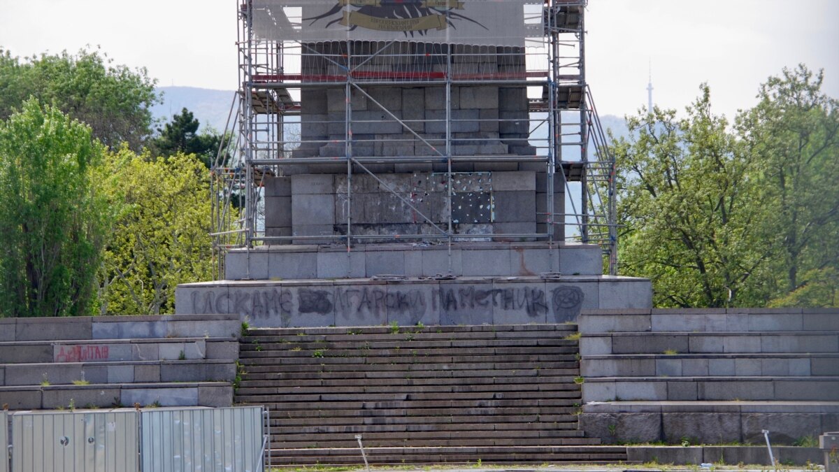 Снимка: Съветският паметник вече няма плоча с надпис за Червената армия освободителка