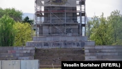 Следите от премахнатата плоча от постамента на Паметника на Съветската армия в София, 22 април 2024 г.