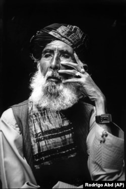 Nabi Attai, 74 vjeç, është shfaqur në më shumë se 76 filma dhe 12 seriale, duke përfshirë filmin Osama, fitues të Golden Globe 2003. Kur talibanët i ndaluan filmat, Attai nuk kishte ku të mbështetej. Tani ai është i varfër.