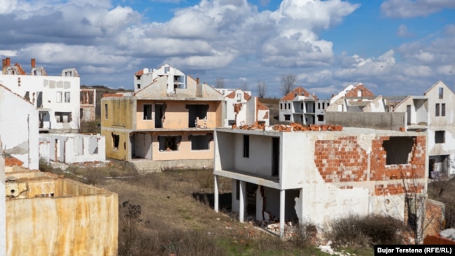 Dy shtëpitë e vjetra ku dikur jetonte Ruzhdi Mirena me familje.