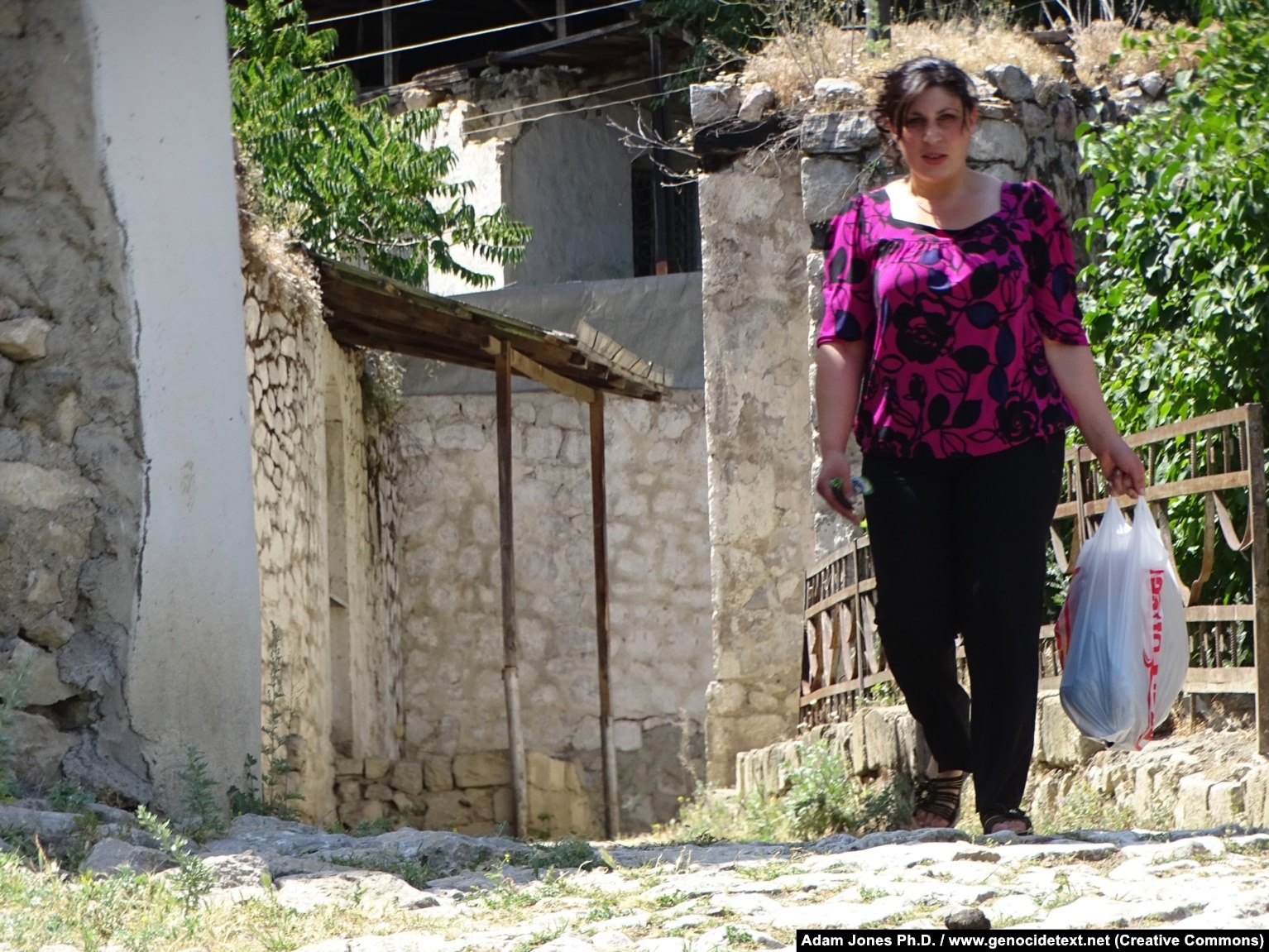 Një banore e zonës duke ecur në Dasalti/Karintak, në qershor të vitit 2015.
