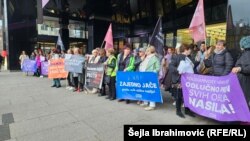 Demonstranti i demonstrantkinje su transparentima poručili, između ostalog, da su "odlučno protiv svih oblika nasilja".