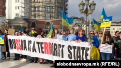 Здружението на Украинците во Македонија „Лесја Украинка“ денеска одржа собир на плоштадот „Македонија“, по повод годишнина од почетокот на руска инвазија врз Украина