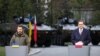 Президент України Володимир Зеленський і прем'єр-міністр Польщі Матеуш Моравецький (праворуч) під час пресконференції на тлі військової бронетехніки. Варшава, 5 квітня 2023 року 