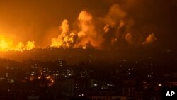Огън и дим се издигат след израелски въздушен удар в град Газа, 8 октомври 2023 г.