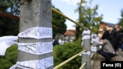 Dan bijelih traka je podsjetnik na 31. maj 1992. godine kada je Krizni štab Opštine Prijedor izdao naredbu da nesrpsko stanovništvo svoje kuće i stanove označi bijelim zastavama, dok su oni koji se kreću gradom morali nositi bijelu traku oko ruke.