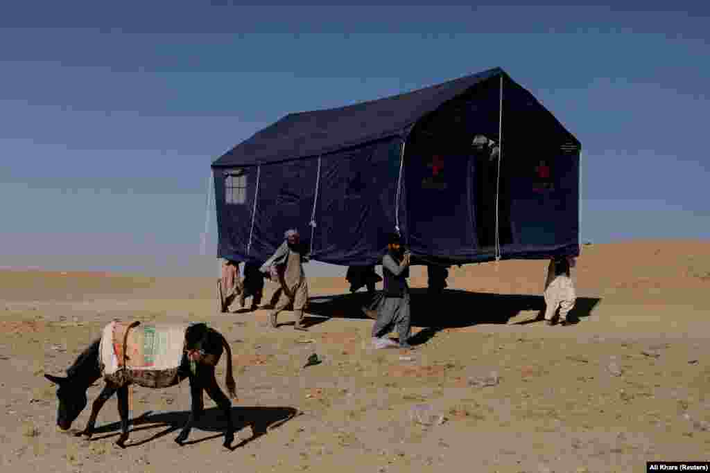 Афганцы нясуць намёт пасьля нядаўняга землятрусу ў раёне Зінда Джан, у Гераце, Афганістан. 10 кастрычніка 2023&nbsp;