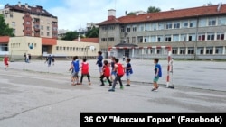 Деца играят в двора на 36. СУ "Максим Горки" в София. То е сред училищата със затворен двор извън учебното време.