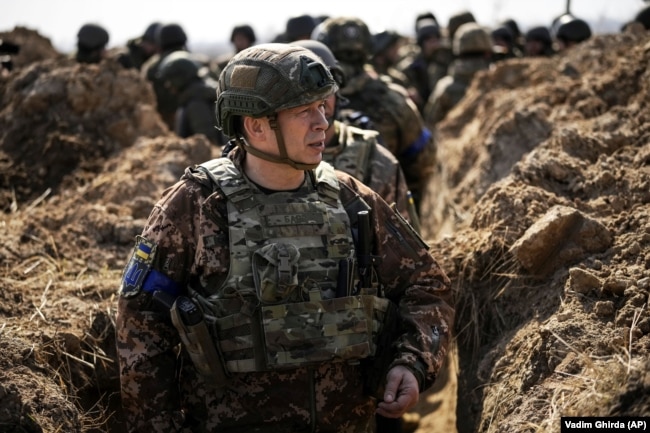 Генерал-полковник Олександр Сирський, на той час відповідальний за оборону української столиці, в окопі на позиції під Києвом, 29 березня 2022 року