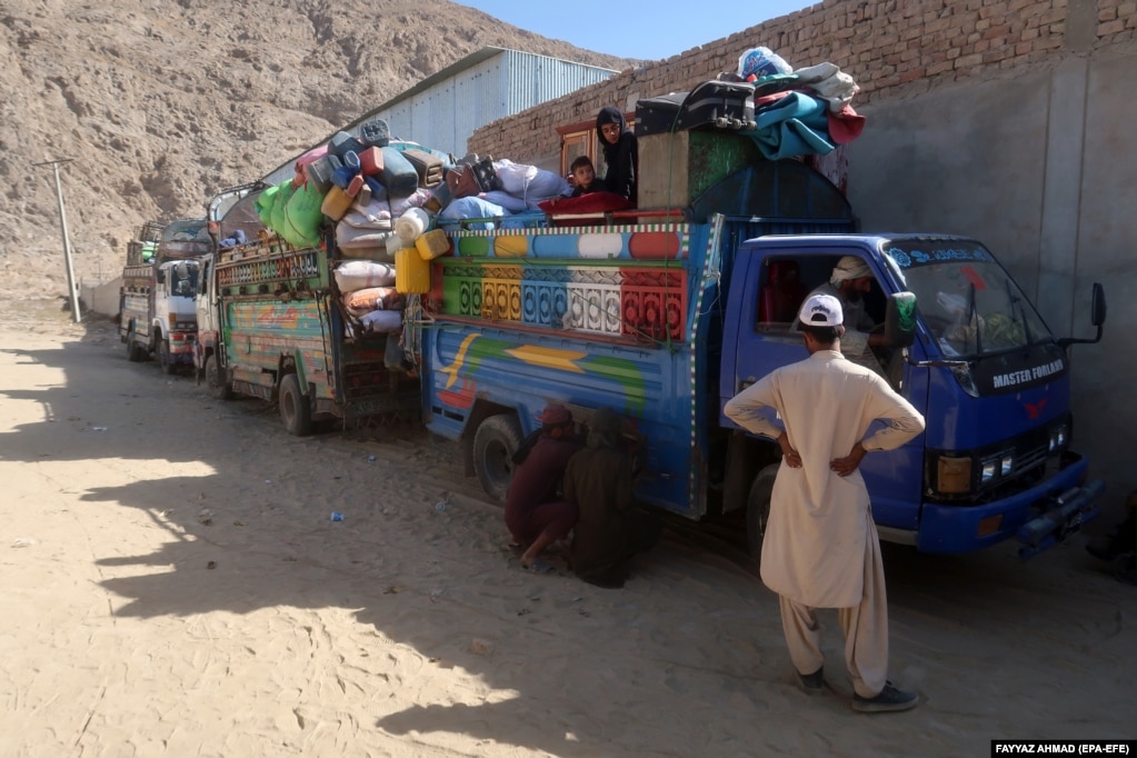 Gli afghani aspettano di attraversare il valico di frontiera di Chaman.  Milioni di afghani hanno cercato rifugio nel vicino Pakistan per diversi decenni in una delle crisi di rifugiati più grandi e prolungate al mondo.