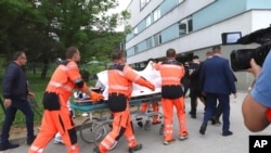 Рятувальники доставляють пораненого прем'єр-міністра Словаччини Роберта Фіцо до лікарні в місті Банська Бистриця, центральна Словаччина, середа, 15 травня 2024 року