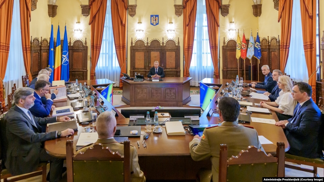 Imagine a Consiliului Suprem de Apărare a Țării de la ședința sa din 20 iunie 2024. În mijlocul imaginii, președintele Klaus Iohannis, care prezidează ședința. 