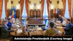 Imagine a Consiliului Suprem de Apărare a Țării de la ședința sa din 20 iunie 2024. În mijlocul imaginii, președintele Klaus Iohannis, care prezidează ședința. 