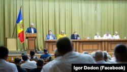 Pe 10 iulie, Consiliului Republican al PSRM a aprobat susținerea lui Alexandr Stoianoglo în calitate de candidat la funcția de președinte al R.Moldova, la două zile după ce a fost propus de șeful Socialiștilor, Igor Dodon (la tribună, în stânga).