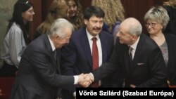 Schmitt Pál és Áder János volt köztársasági elnök köszönti a parlamentben Sulyok Tamást 2024. február 26-án