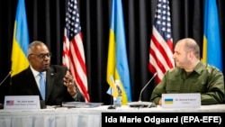 Розмова відбулася незабаром після того, як у США затвердили тимчасовий бюджет, який не включає допомогу Україні (на фото: Остін (л) і Умєров)