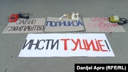 Detalj sa protesta koji je grupa "Žene za promene" organizovala zbog još jednog slučaja ubistva žene u Srbiji, Novi Sad, 22. april 2024. 