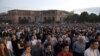 Örmények tüntetnek a jereváni kormány épülete előtt a Hegyi-Karabahban történtek miatt 2023. szeptember 21-én