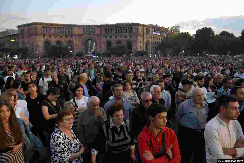 Demonstrators continued to block the streets in Yerevan on September 22, demanding Pashinian&#39;s ouster over the surrender of Nagorno-Karabakh. More than 80 people were detained. Armenia has accused Azerbaijan of blocking the Lachin Corridor, the sole road linking Armenia to Nagorno-Karabakh, since December 2022. Azerbaijan had insisted that aid trucks should go through Azerbaijani territory to ensure no contraband was being shipped.