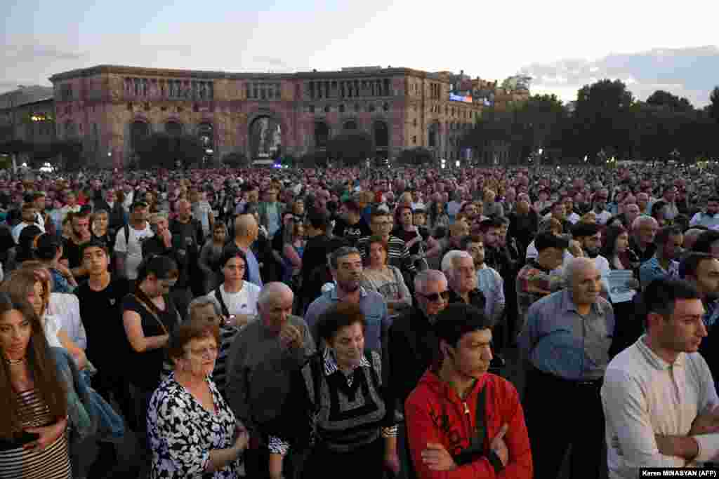 Demonstruesit kanë vazhduar t&rsquo;i bllokojnë rrugët në Jerevan më 22 shtator, duke kërkuar largimin e Pashinianit për shkak të dorëzimit të Nagorno-Karabakut. Më shumë se 80 persona janë arrestuar. Armenia e ka akuzuar Azerbajxhanin për bllokimin e Korridorit të Laçinit, rrugë e vetme që lidh Armeninë me Nagorno-Karabakun, që nga dhjetori i vitit 2022. Azerbajxhani kishte ngulmuar se kamionët me ndihma duhej të kalonin përmes territorit azerbajxhanas, për të parandaluar kontrabandën.