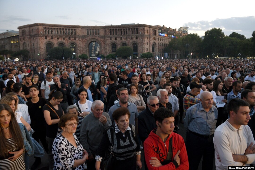 Thousands of Armenians trapped in Nagorno-Karabakh face humanitarian crisis