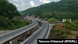 Новый участок дороги пересекает Рикотский перевал в центральной Грузии. Весь проект протяжённостью 51,6 километра будет состоять из 96 мостов, 53 туннелей и оценивается в сумму около миллиарда долларов