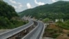 Novi deo auto-puta prelazi preko prevoja Rikoti u centralnoj Gruziji. Ceo projekat dužine od 51,6 kilometara imaće 96 mostova i 53 tunela, a koštaće skoro milijardu dolara. 