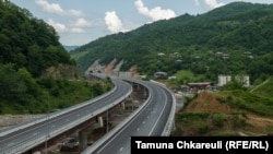 O nouă parte din autostrada care traversează zona montană din Georgia. Întreaga porțiune de 51,6 km va avea 96 de poduri, 53 de tunele și un cost de aproape 1 miliard de dolari.