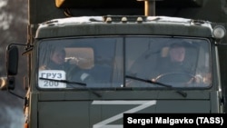 Военный автомобиль на одной из улиц в Крыму. Иллюстративное фото