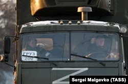 Военный автомобиль на одной из улиц Армянска. Крым, март 2022 года