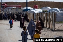 Ljudi šetaju kampom Roj, gdje se nalaze rođaci osoba za koje se sumnja da pripadaju grupi "Islamska država", 8. oktobra 2023.
