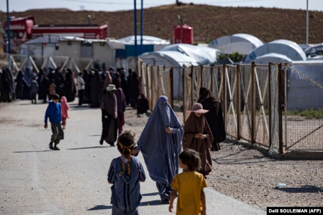Ljudi šetaju kampom Roj, gdje se nalaze rođaci osoba za koje se sumnja da pripadaju grupi "Islamska država", 8. oktobra 2023.