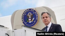 Secretarul de stat al SUA, Antony Blinken, coboară din avion la sosirea la Chișinău, pe 29 mai 2024.