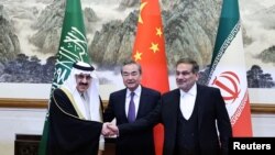 Muszad bin Mohammed al-Ajbán szaúdi államminiszter, Vang Ji kínai államtanácsos és Ali Samháni, az iráni nemzetbiztonsági tanács vezetője Pekingben 2023. március 10-én