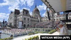 Папа Франциск править месу на площі Лайоша у Будапешті в останній день свого триденного візиту до Угорщини. 30 квітня 2023 року