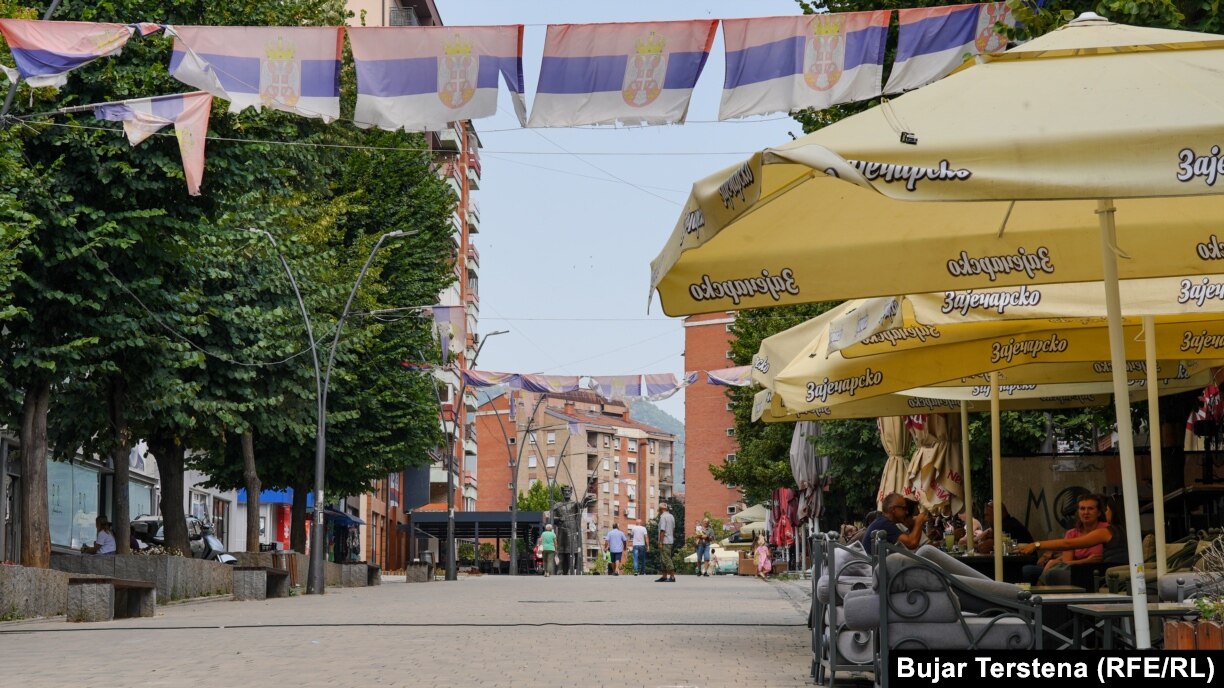 Kafenetë në sheshin kryesor në Mitrovicë të Veriut.