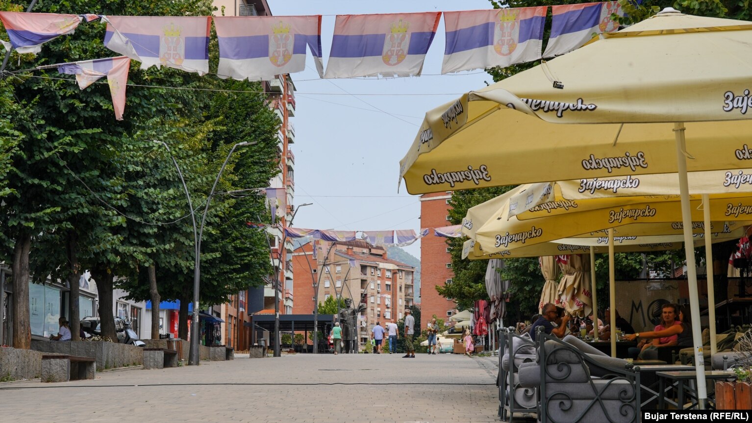 Kafenetë në sheshin kryesor në Mitrovicë të Veriut.