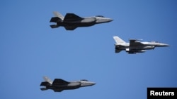 Истребители F-35 ВВС США и F-16 ВВС Польши, 15 августа 2023 года