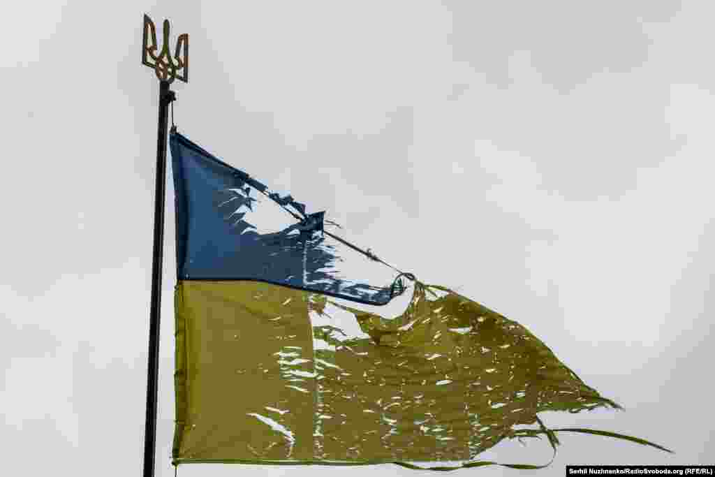 Прапор України у Чернігові. Місто було оточене російською армією, піддавалося жорстоким бомбардуванням з повітря і обстрілам, але не здалося. Квітень 2023 року