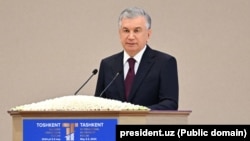 O‘zbekiston prezidenti Shavkat Mirziyoyev III Toshkent xalqaro investitsiya forumining yalpi majlisida nutq co‘zlamoqda (president.uz fotosi)