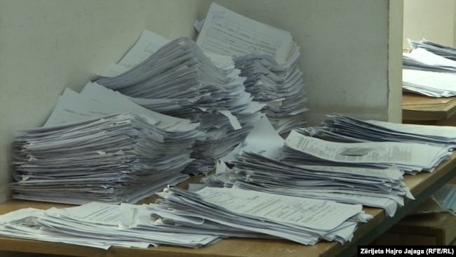 Aplikimet për dokumente të reja personale shihen në një institucion shtetëror në Maqedoninë e Veriut.
